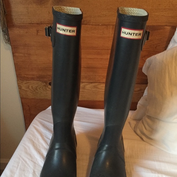 Women’s Vintage Navy Hunter Rain boots! - Picture 2 of 5